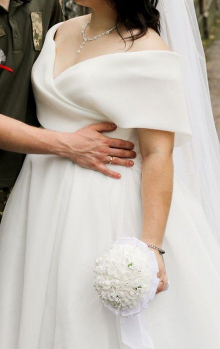 Продам весільну сукню