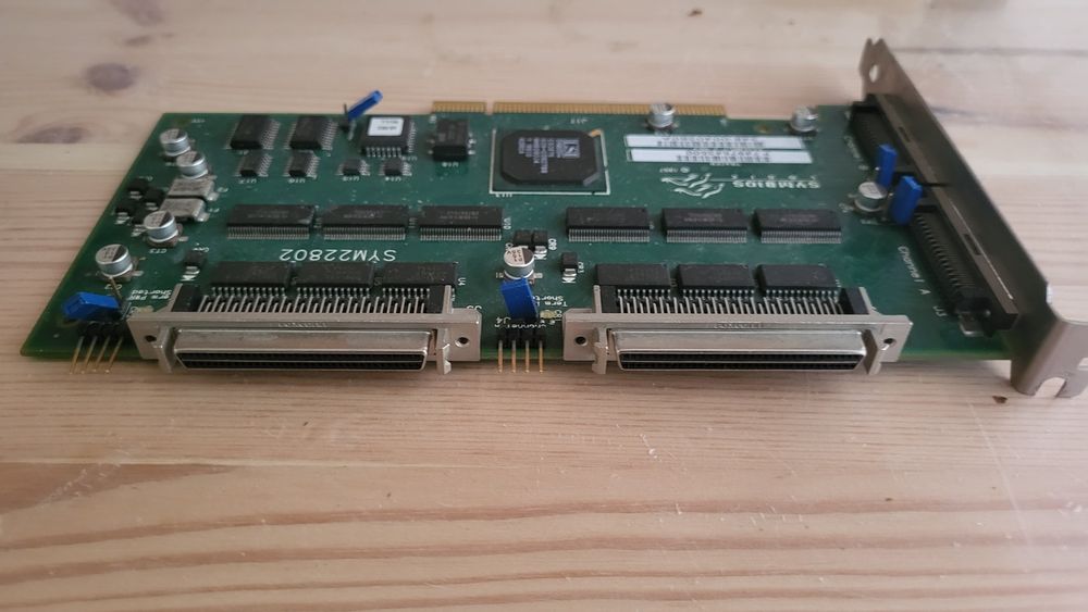 Placa SCSI com 4 ligações.