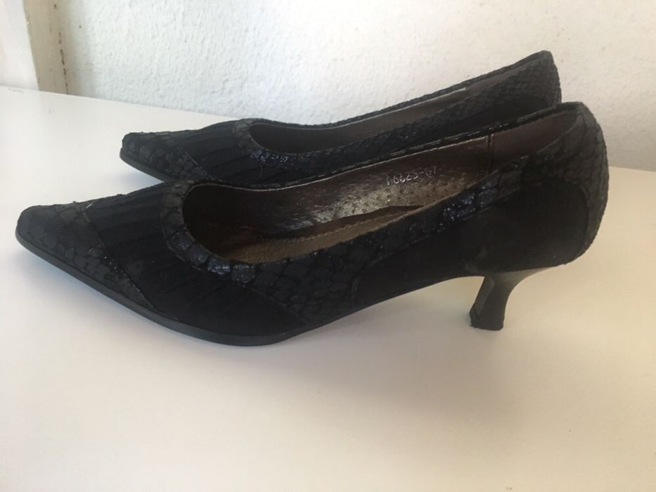 Sapatos Senhora de cor preta, de veludo, novos, nº 37