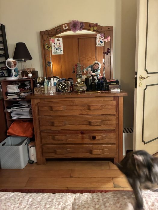 Quarto completo,  com cama de casal, duas meseas de cabeceira, comoda com espelho e  movel alto com gavetas. Praticamente novo em  madeira .