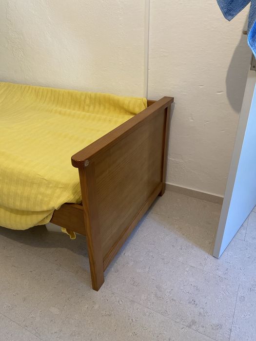 Cama de Solteiro em Pinho Mel + Colchão (8 meses de uso)