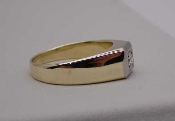 Złoty dwukolorowy sygnet z diamentem brylant 0,15 ct.