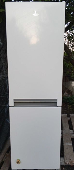 продам 2 х камерный холодильник VESTFROST  NOUFROST новый