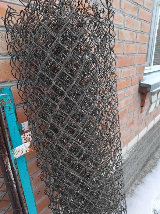 Забор из сетки рабицы .