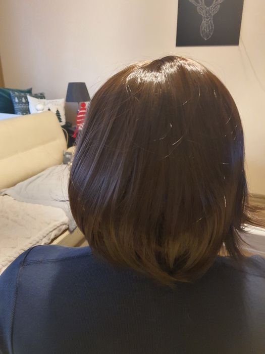 Peruka w kolorze ciemny brąz