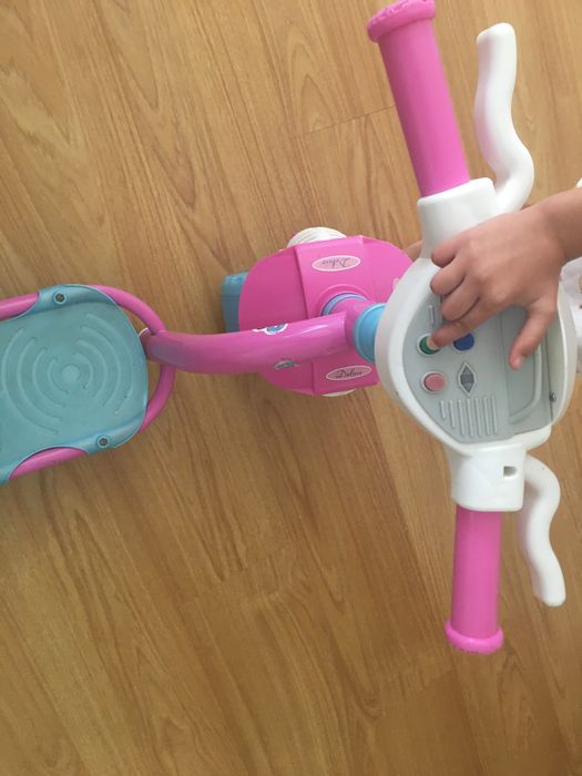 Mota menina trotinete com pisca e luz