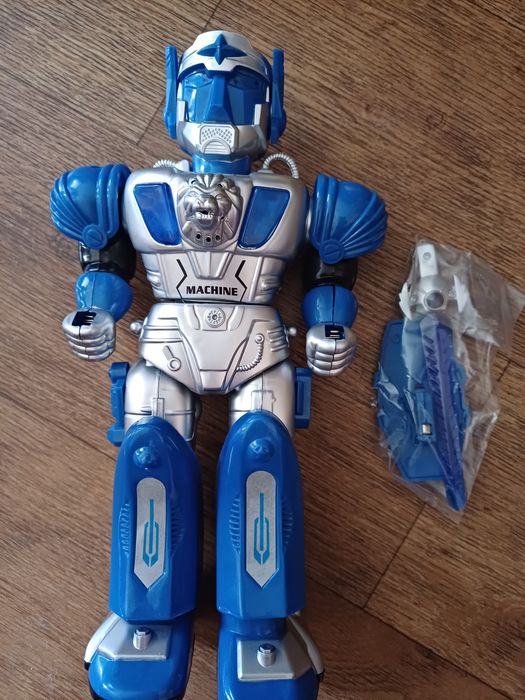 Робот новый на батарейках