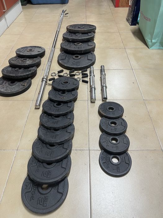 Kit de Musculação Domyos 80Kg em discos + Barra Longa + 2 Halteres