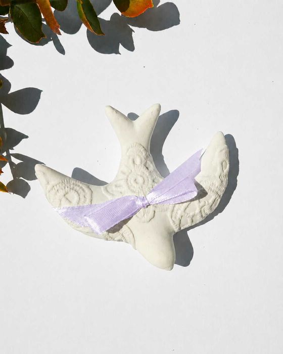 ANDORINHA 3D com arabescos Perfumada em Pó Cerâmico - Lembrança