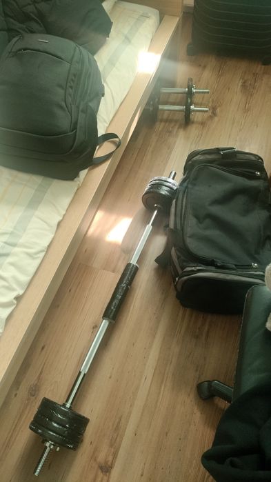 Hantle i stół do ćwiczeń