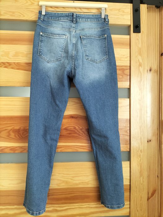 Jeansy z przetarciem marki Mohito rozmiar 38 stan bardzo dobry.