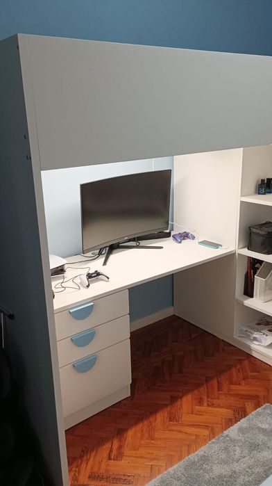 Cama alta com secretária IKEA