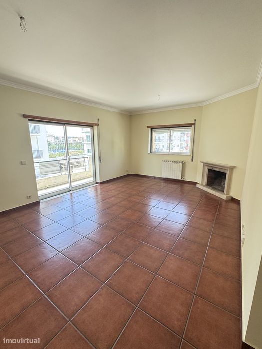 Apartamento T3 com varanda e garagem em Leiria