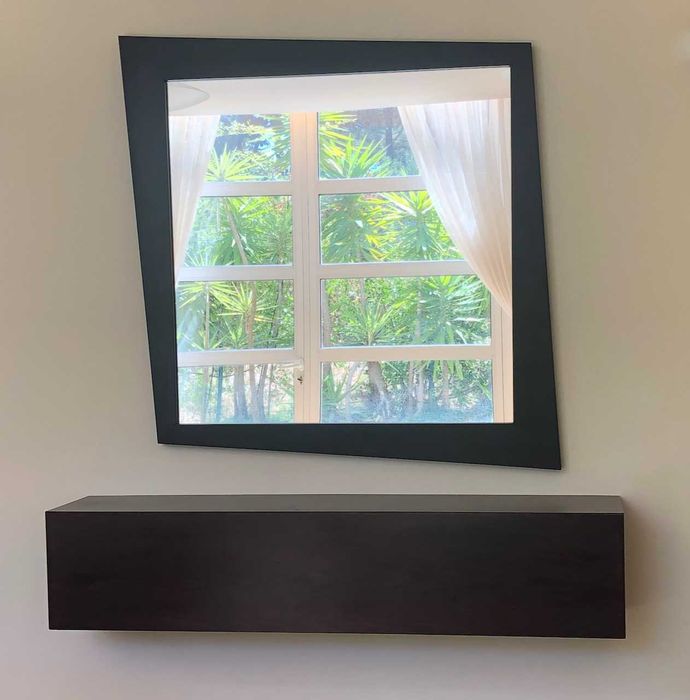 Espelho de designer com moldura em madeira wenguê