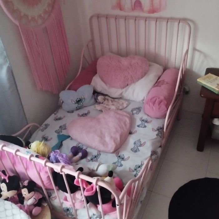 Cama extensível IKEA rosa semi nova com colchão incluo