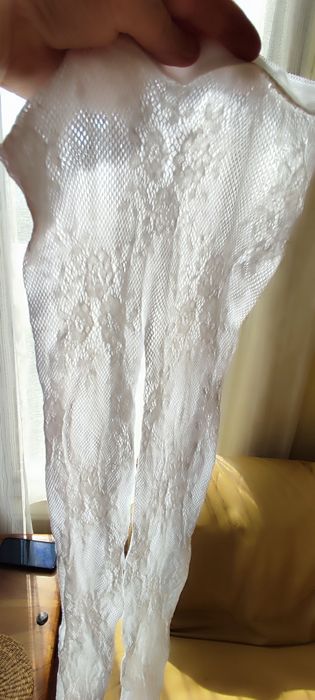 Koronkowe, białe, siatkowe rajstopy