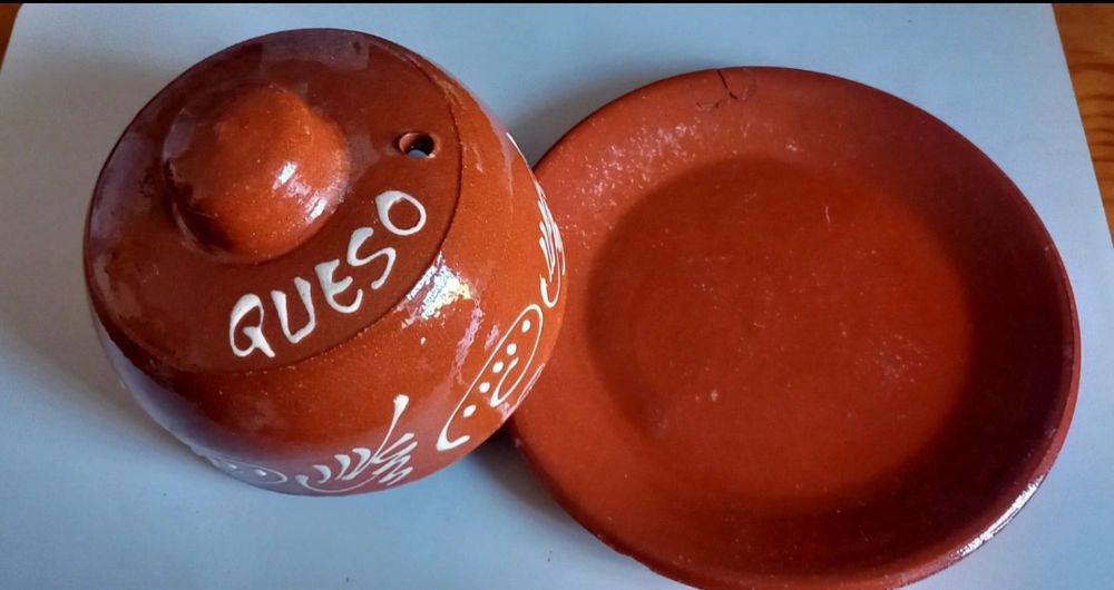 Prato com tampa de barro artesanal 6€