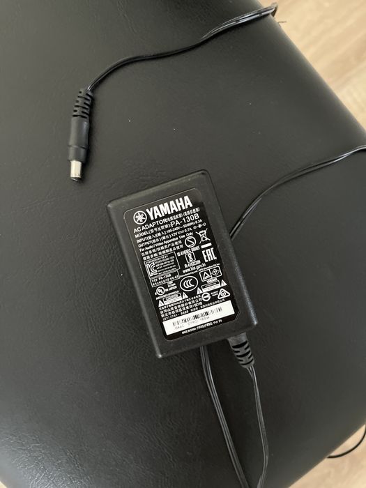 Teclado Yamaha com banco e suporte incluídos
