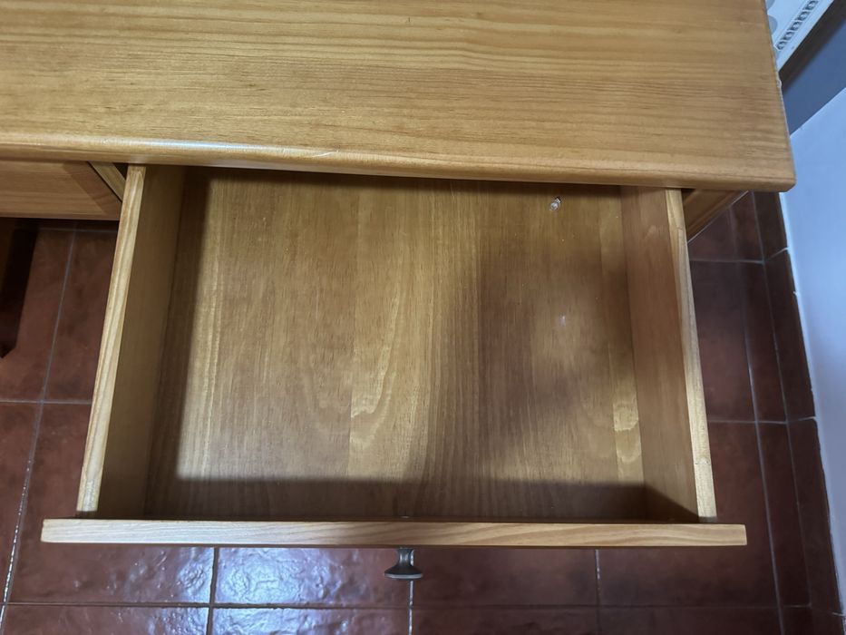 Escrivaninha em madeira clara