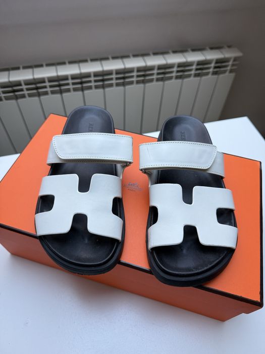 Białe damskie klapki w stylu hermes