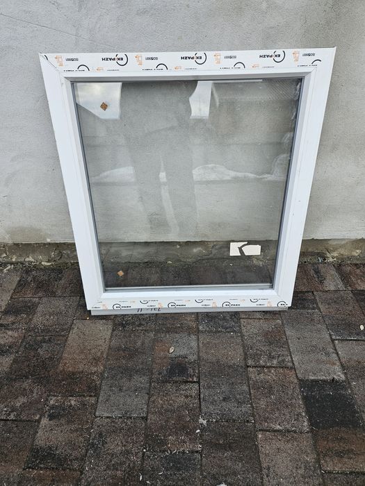 Вікна глухі білі