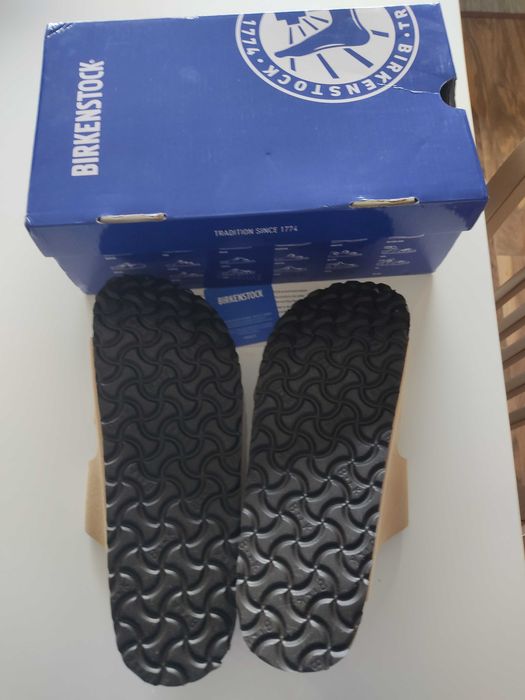 Sandalias Birkenstock na caixa