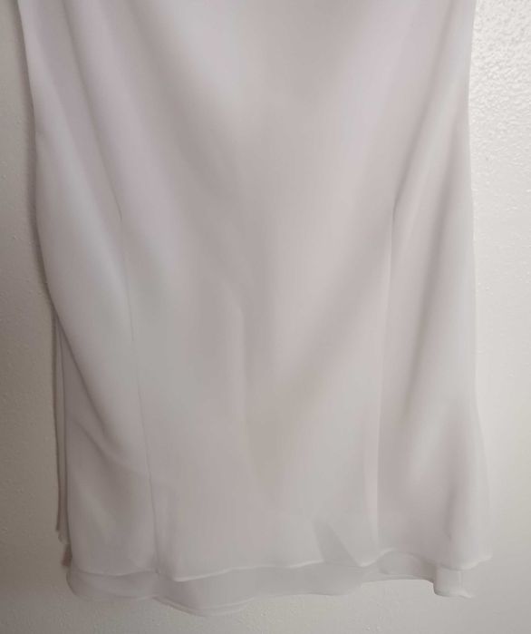 Blusa branca com aplicação nos ombros