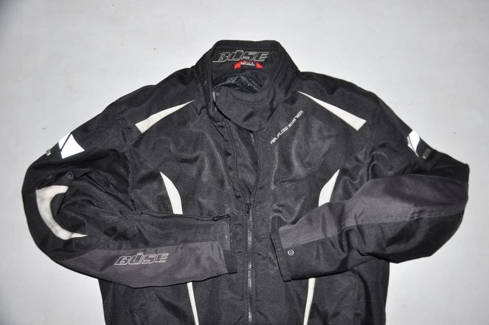 Літній мото костюм Buse 
В гарному стані без нюансів та запаху 
Повний