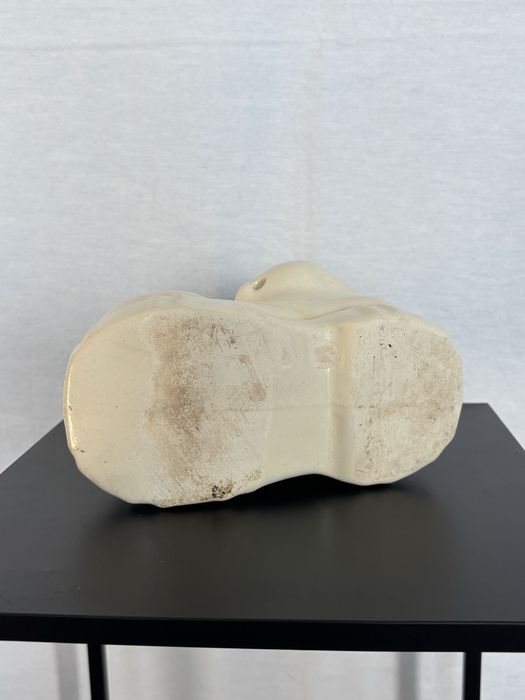 Ceramiczny bialy but z PRL