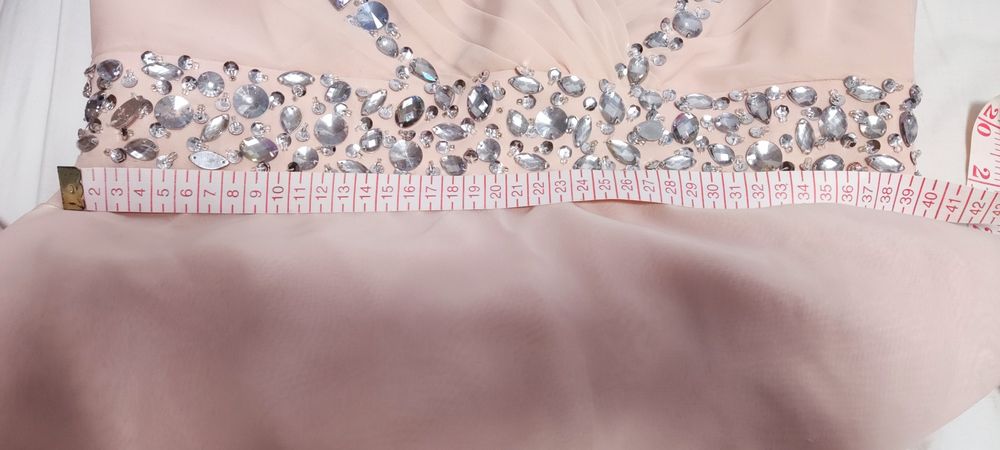 Vestido de cerimónia salmão de alças e comprido com aplicos prateados