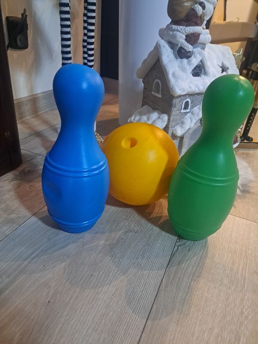 Duże kręgle plastikowe i kule do kregli