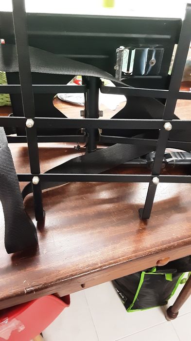 Suporte para televisão com correias dá  também para vídeo