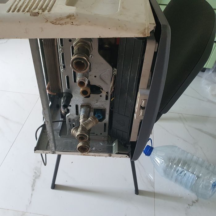 Продам газовый  котёл АРИСТОН  для отопления дома.