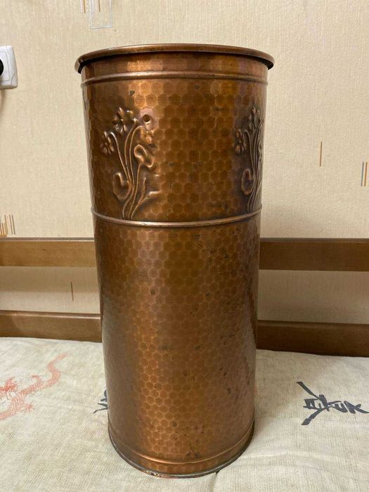 Підставка для парасольок виготовлена з міді.