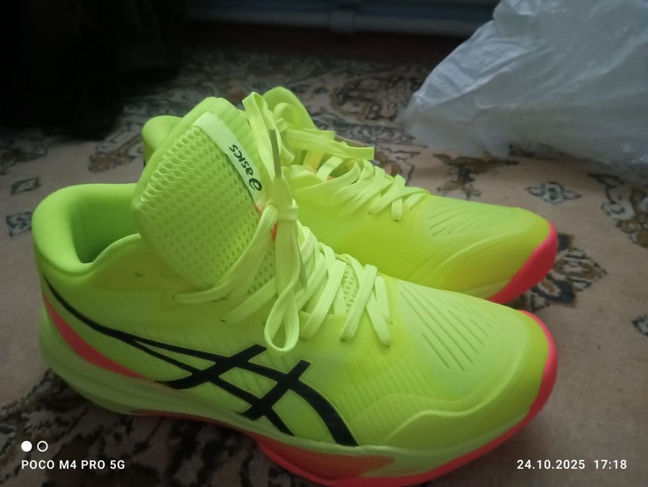 Волейбольні кросівки asics