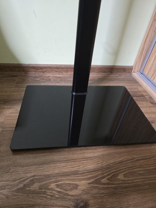 Czarny stojak na Monitor/telewizor z szkłem hartowanym.