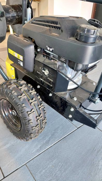 Maszyna do układania przewodu do robotów koszących