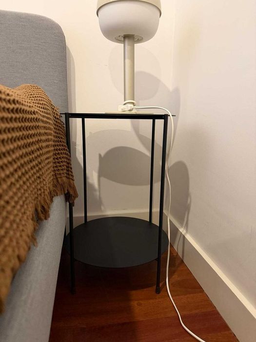Cama Ikea Cinzenta 140x200 + Colchão + Mesas de cabeceira e cadeeiros