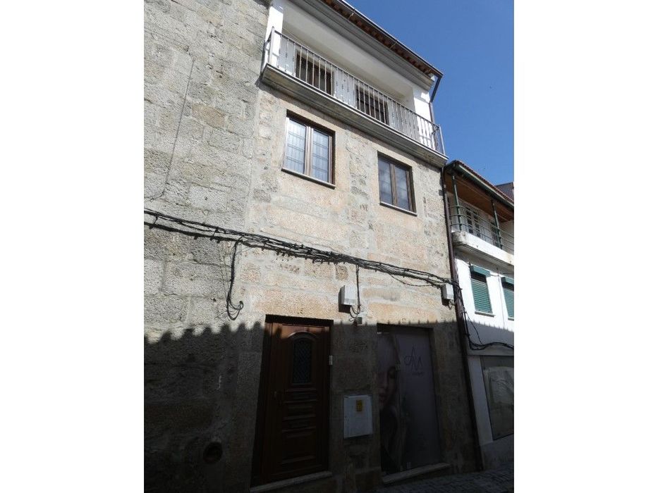 Prédio com Loja e Dois Apartamentos no Coração do Fundão