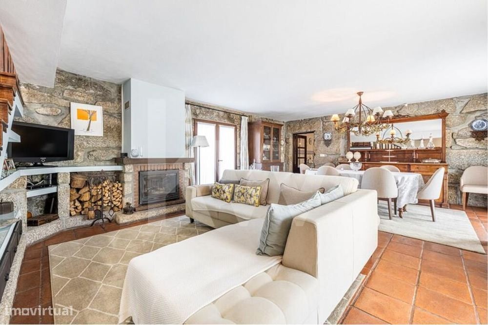 Venda de moradia T5 com grande jardim exterior e area bruta de 472 m2