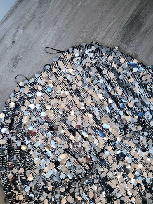 Piękna bogato zdobiona cekinowa sukienka dekolt V cekiny