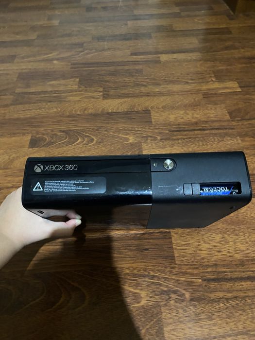 Приставка XBOX 360 + 2 джойстика + установленные все игры