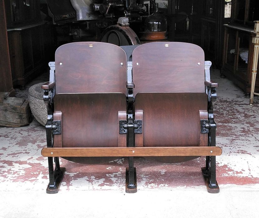 Par de cadeiras de cinema centenárias