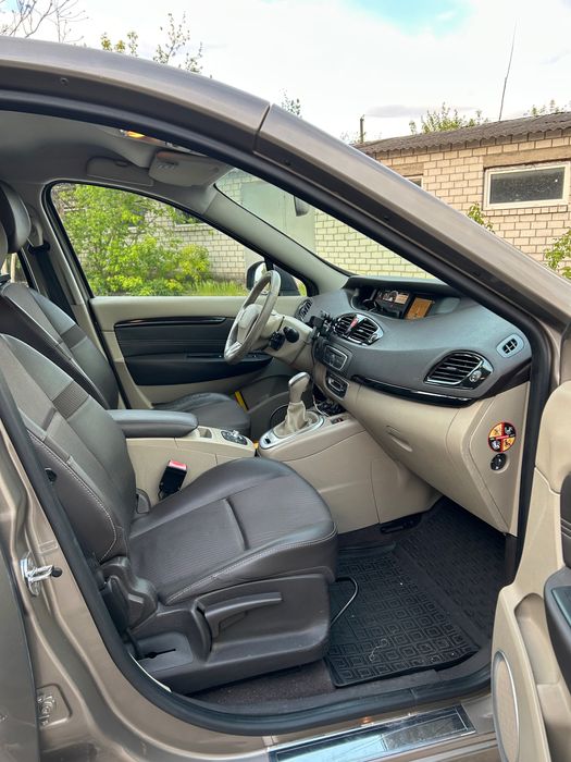 Автомобіль RENAULT