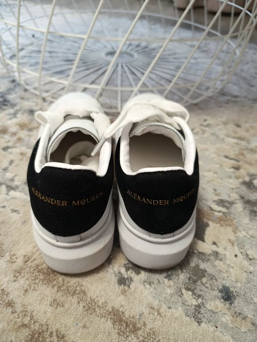 Жіночі кросівки alexander mcqueen white black білого з чорним кольорів