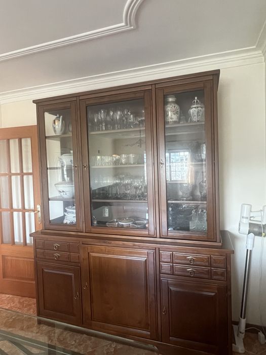 Móvel com cristaleira