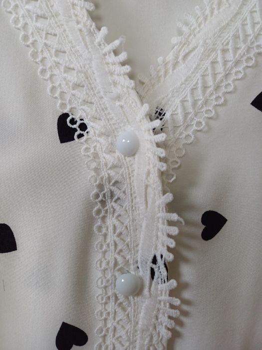 Koszula damska biała śmietankowa w czarne serca CBR S