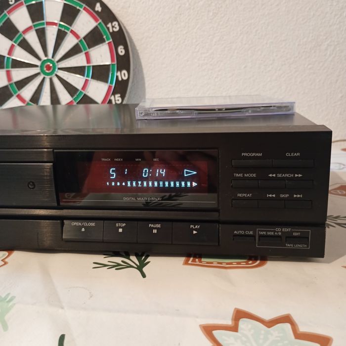 odtwarzacz płyt kompaktowych to model Technics SL-PJ27A.