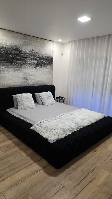 Cama em Capitonê de veludo negro