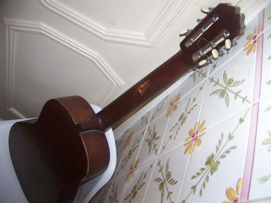 guitarra de caixa com cordas metálicas com defeitos